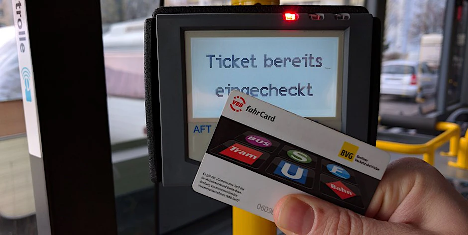 Die BVG-Fahrcard wird an ein Kontrollgerät gehalten.