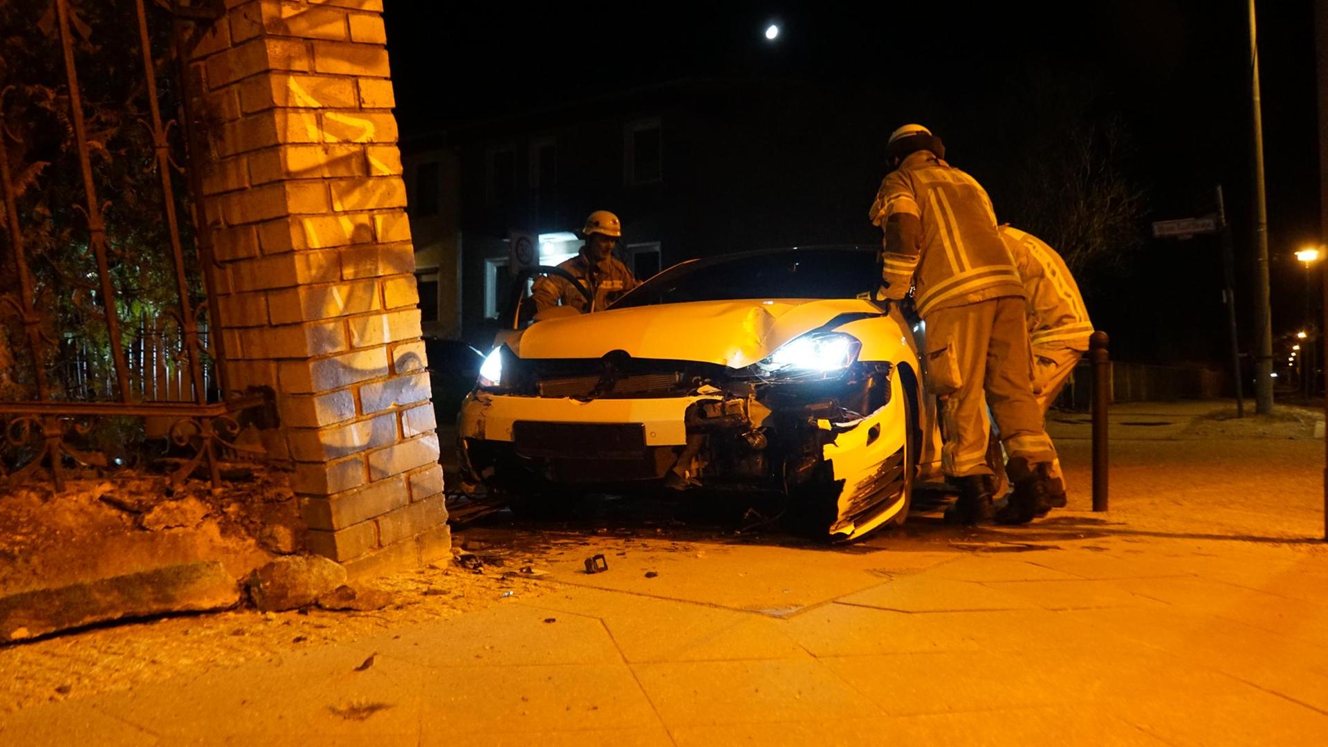 Der Autofahrer rammte eine Mauer.