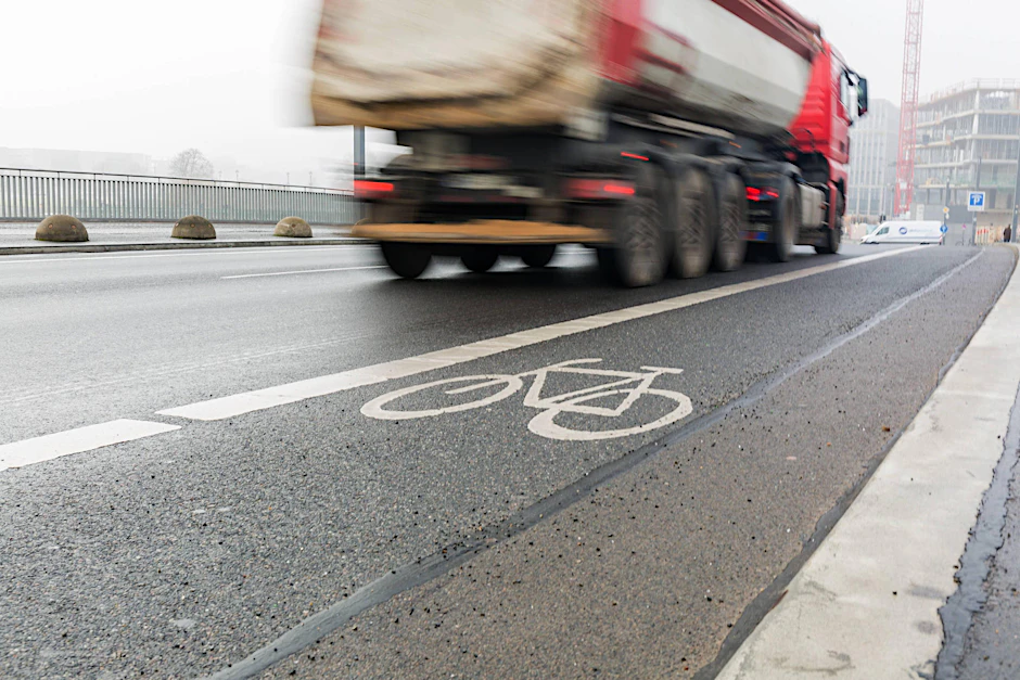 Weniger Lastwagen? Das Bundesverwaltungsgericht berät heute darüber, ob das geltende Recht Fahrverbote zulässt. Danach wird das Verwaltungsgericht Berlin entscheiden.