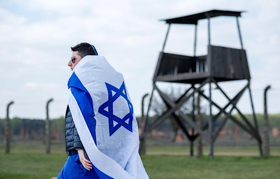 Ein junger Mann mit israelischer Flagge steht am 24.04.2017 im ehemaligen deutschen Konzentrationslager Auschwitz-Birkenau (Polen). Man benutzt die Juden als die „guten Anderen“, um mit gutem Gewissen seinem Rassismus gegen die „anderen Anderen“ frönen zu können, sagt Hanno Loewy.