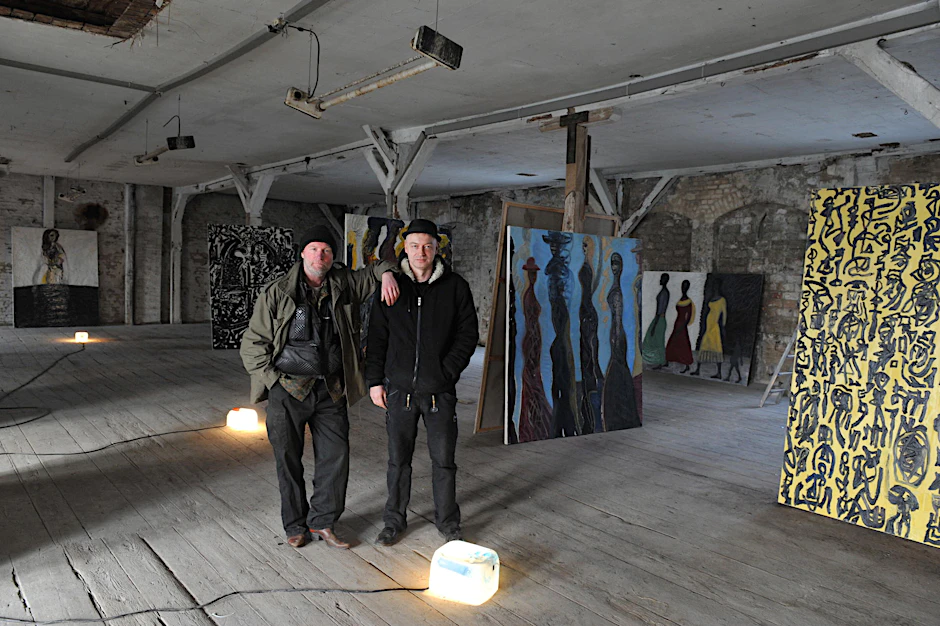 Endlich Platz für Kunst: Tim Roeloffs (l.) und Lucas Böttcher im Ausstellungsraum der Kulturbotschaft in Lichtenberg. Die Bilder hat Jürgen Böttcher, alias Strawalde, gemalt.