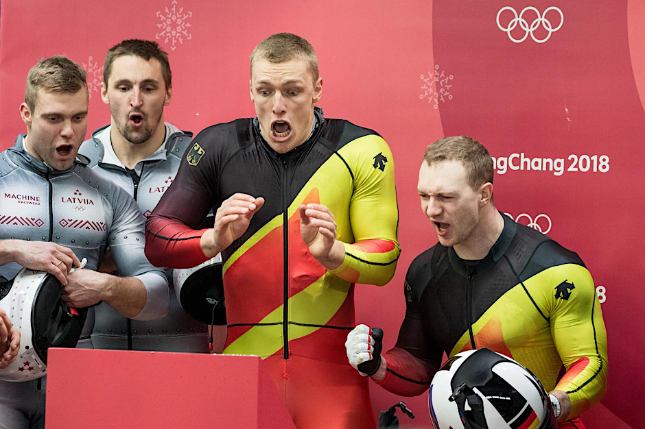 Francesco Friedrich und Thorsten Margis (von rechts) sind begeistert,  Alexander Kopacz und Justin Kripps ebenso. 