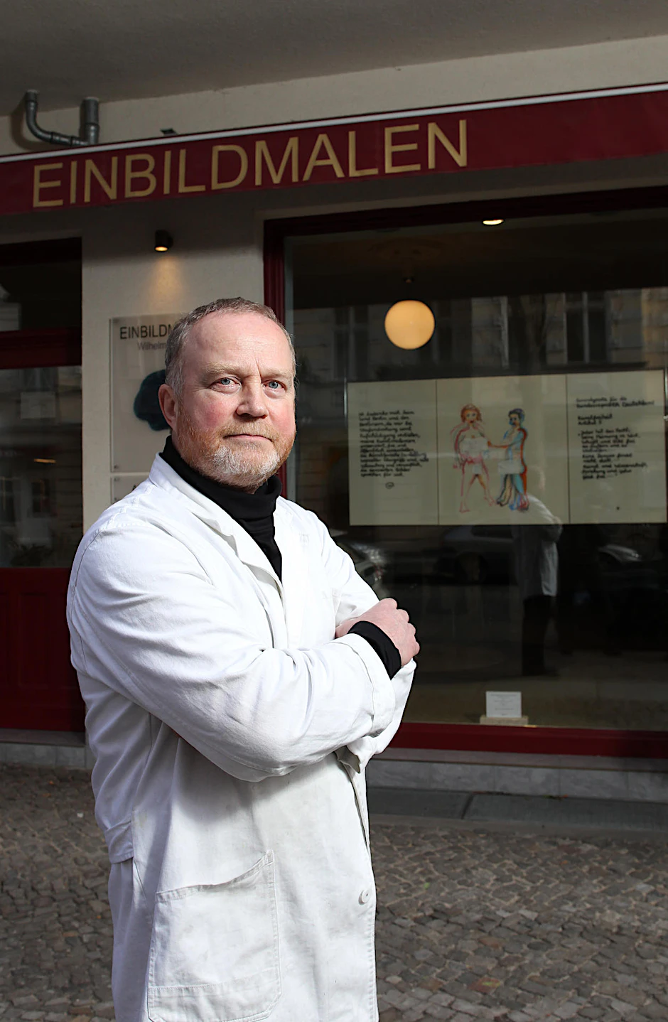 Der Künstler Wilhelm Peters vor der Galerie.