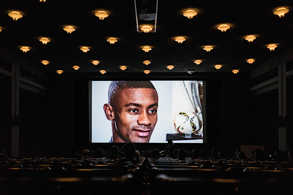 Alle Augen auf Salomon Kalou: wie hier im Martin Gropius Bau ein gefragter Mann.