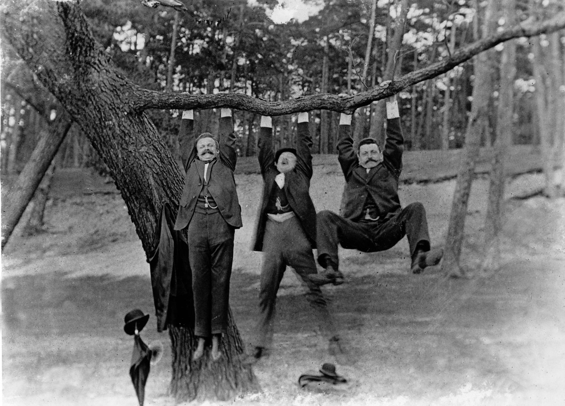 Drei Herren versuchen sich in Klimmzügen. Amateuraufnahme, handschriftl. bez.: “Im Grunewald 1896”. Aus dem Fotoalbum einer Berliner Unternehmerfamilie. Berlin, Sammlung Archiv für Kunst und Geschichte.