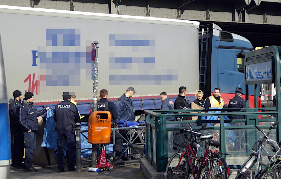 Nach dem tödlichen Unfall sichert die Polizei den Tatort und sperrt das Kottbusser Tor für den Verkehr. 