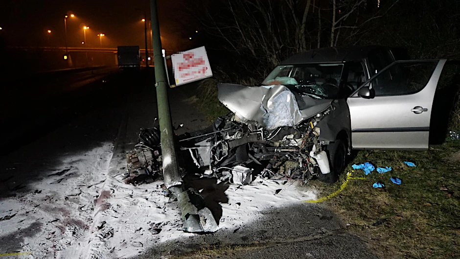 Das Auto krachte auf der Märkischen Allee frontal gegen eine Laterne.