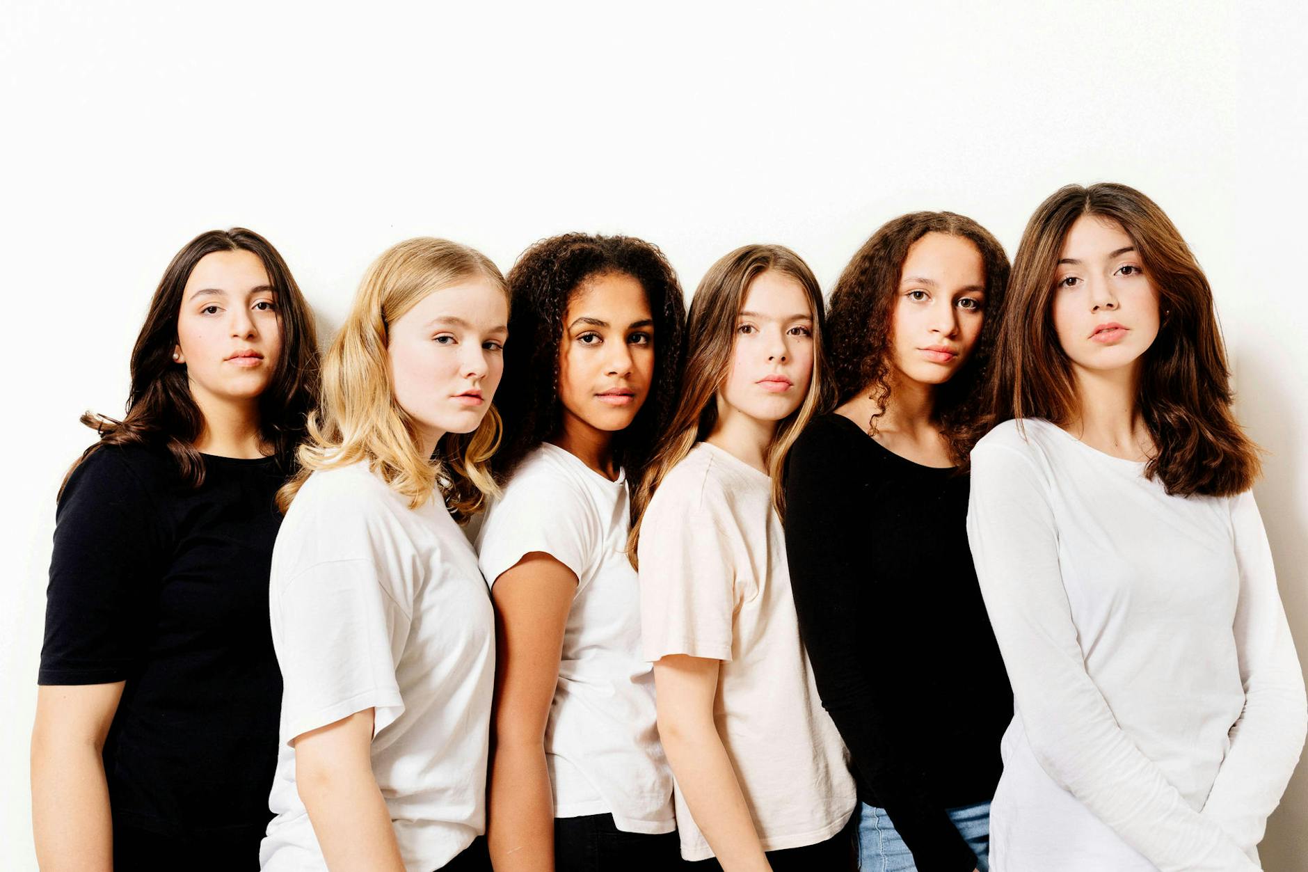 Sängerin Aliya Ilgin (l) und Freundinnen stehen während eines Fototermins vor der Kamera des Fotografen. Mit einem selbst komponierten Song protestieren die Hamburger Schülerinnen gegen die Sendung «Germany's Next Topmodel» von Heidi Klum.