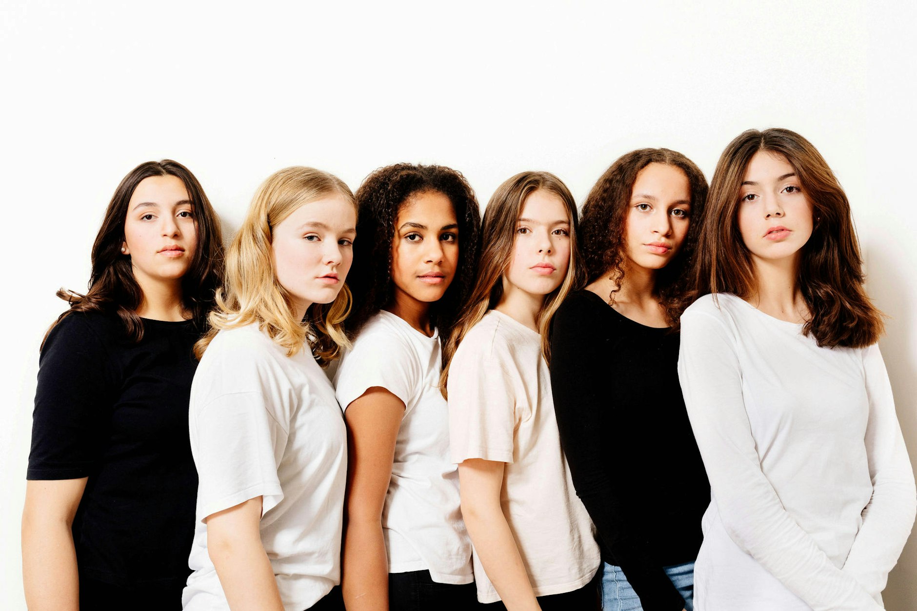 Sängerin Aliya Ilgin (l) und Freundinnen stehen während eines Fototermins vor der Kamera des Fotografen. Mit einem selbst komponierten Song protestieren die Hamburger Schülerinnen gegen die Sendung «Germany's Next Topmodel» von Heidi Klum.