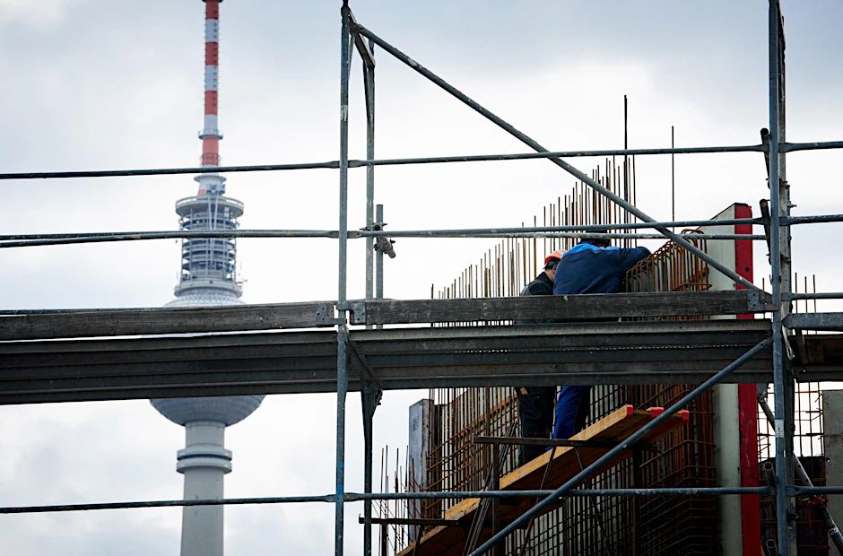 Bauarbeiter arbeiten an einem Wohnhaus. 