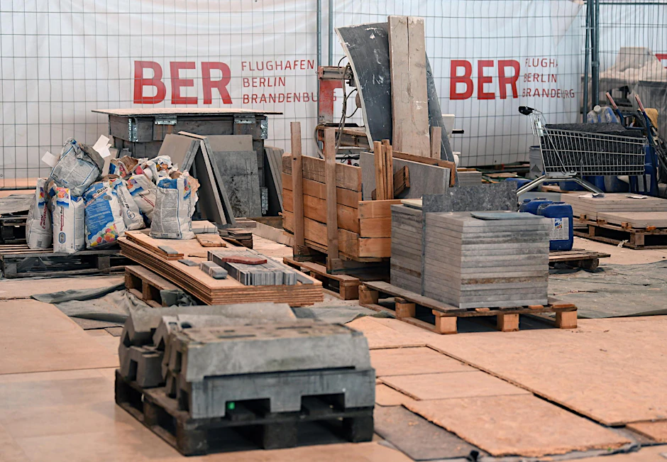 Beim ersten Spatenstich 2006 war noch von 2 Milliarden Euro die Rede gewesen. Mittlerweile sind die Kosten für den neuen Flughafen BER auf voraussichtlich 7 Milliarden Euro gestiegen.