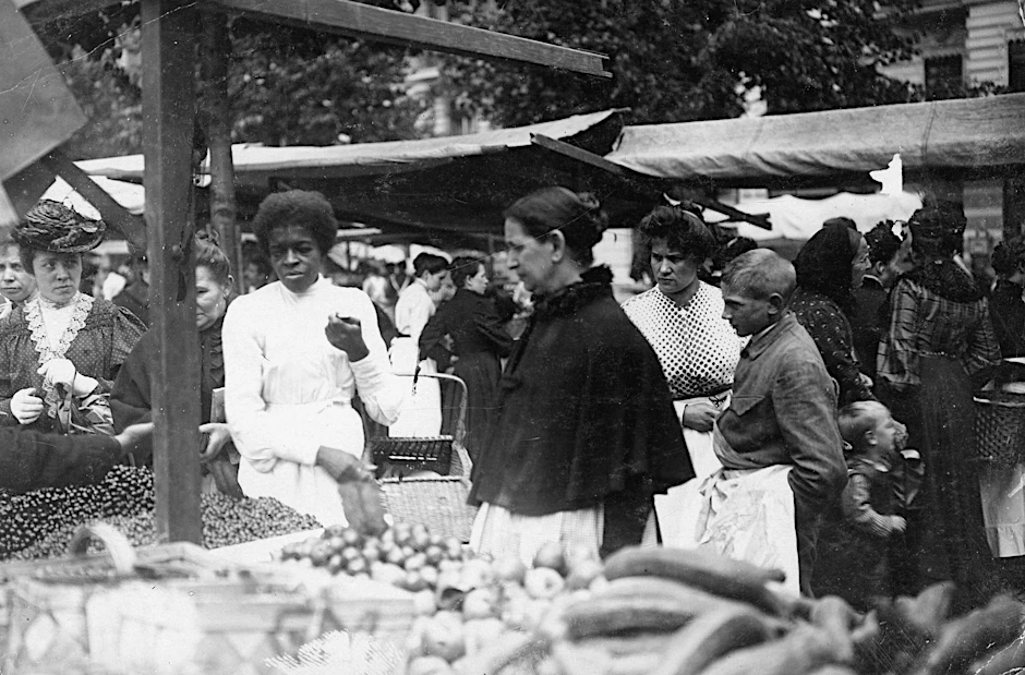 Eine schwarzafrikanische Köchin beim Einkauf an einem Berliner Marktstand (Wittenbergplatz). Foto, 1907 (Otto Haeckel).