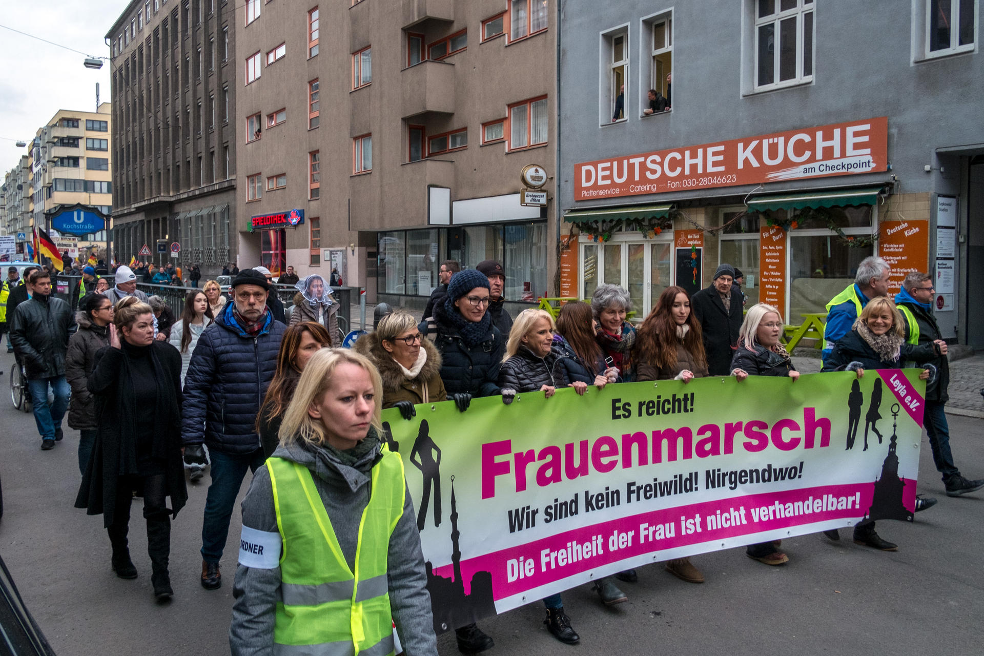 Der Polizei zufolge nahmen an dem von AfD-Mitglied Leyla Bilge angemeldeten „Frauenmarsch“ rund 500 Menschen teil.