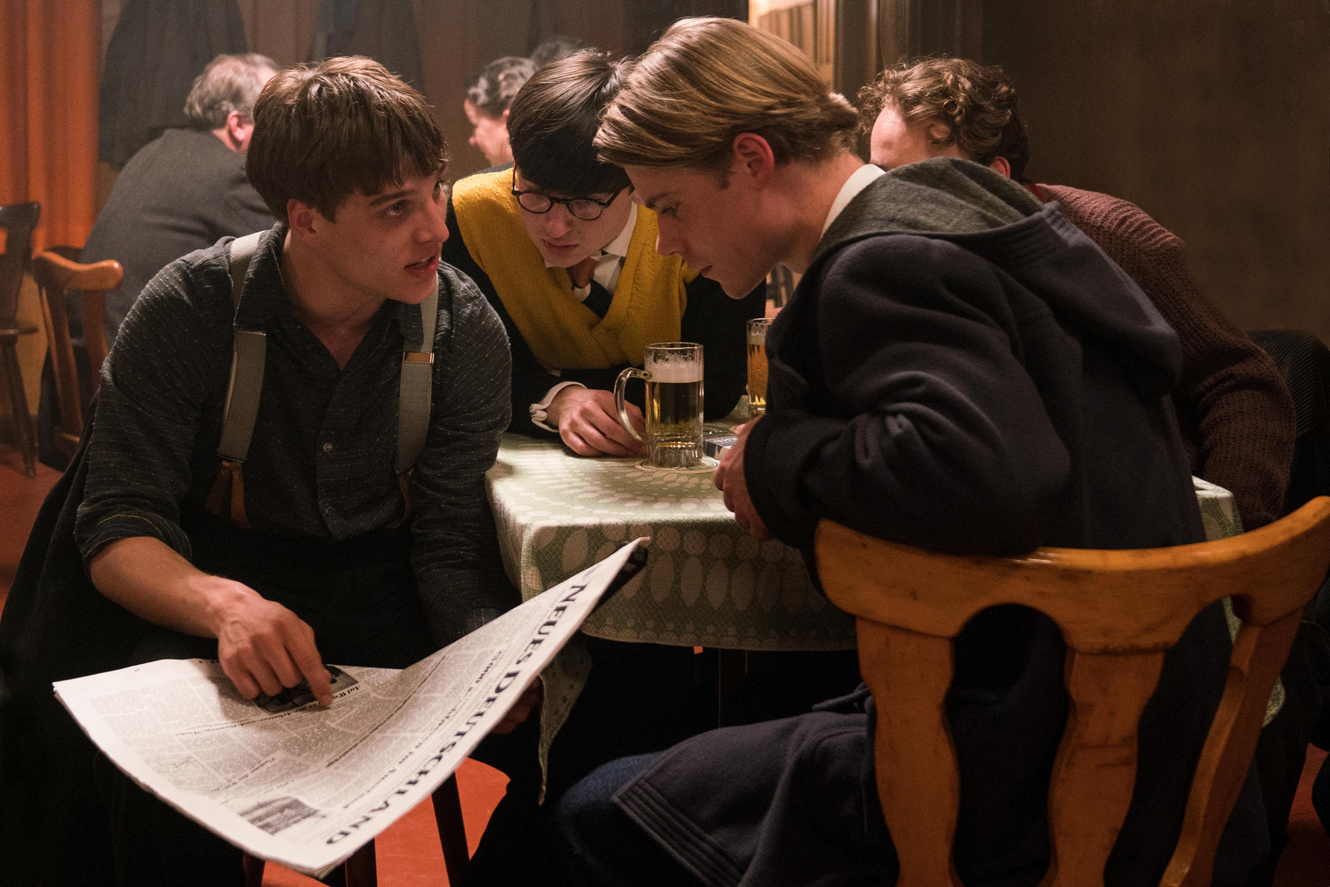 Erik (Jonas Dassler) spricht mit seinen Klassenkameraden Paul (Isaiah Michalski), Kurt (Tom Gramenz) und Theo (verdeckt, Leonard Scheicher) über den Ungarnaufstand.