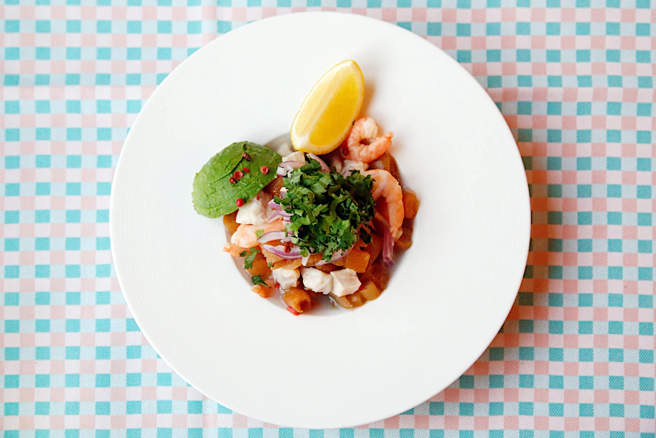Das Großartige am Ceviche ist die  Frische. Im La Tía Rica wird es mit Kabeljau und Süßkartoffeln serviert. Entradas kosten dort zwischen 2,20 und 12 Euro, Fleisch- und Fischgerichte 15 bis 21 Euro, und das Dessert gibt es für 5 bis 7 Euro.  
