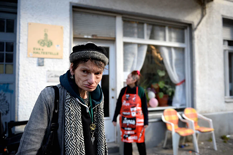 Diana lebt seit neun Jahren ohne festen Wohnsitz in Berlin. Sie kam, „weil ihr Herz sich nach der Stadt sehnte“, sagt sie. Welche Wege sie vorher ging, darüber schweigt sie.