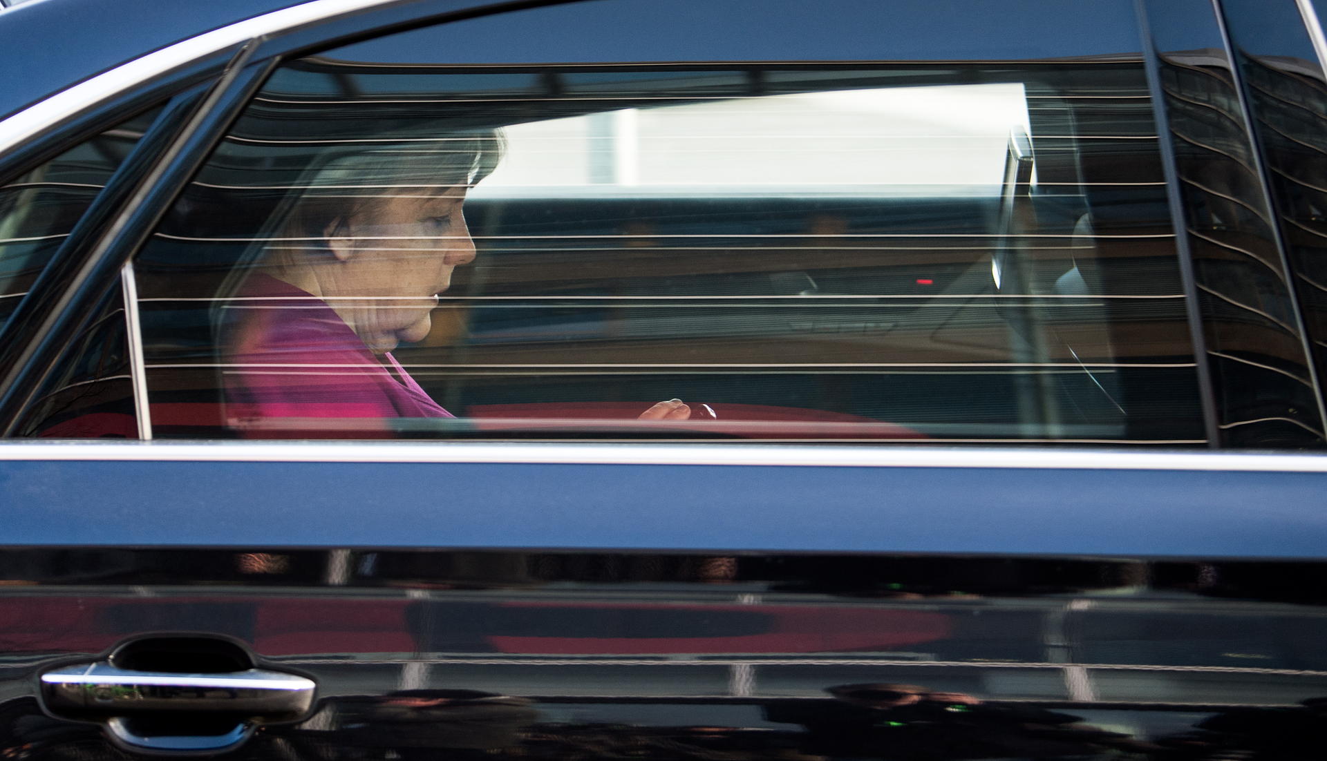 Es ist geschafft! Die CDU-Vorsitzende und Bundeskanzlerin Angela Merkel verlässt nach 24-stündigen Verhandlungen am Mittwoch das Konrad-Adenauer-Haus.