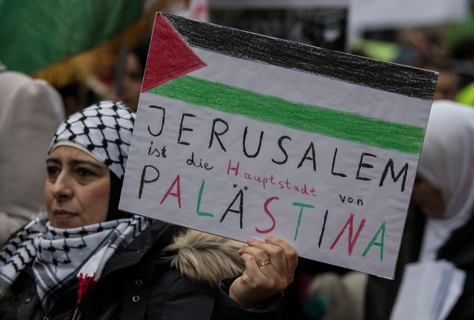 Palästinenser protestieren am 16.12.2017 in Frankfurt am Main (Hessen) gegen die Anerkennung Jerusalems als Hauptstadt Israels durch die USA,.
