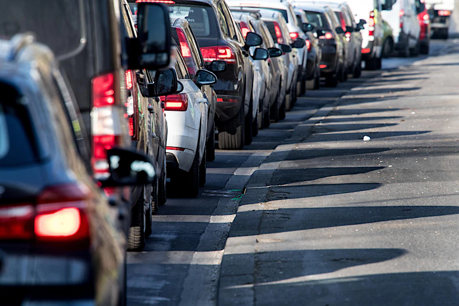 Stoßstange an Stoßstange stehen Autos auf einer innerstädtischen Straße in Köln. Die Entscheidung, ob Diesel-Fahrverbote zulässig sind, ist in Leipzig vertagt worden. 