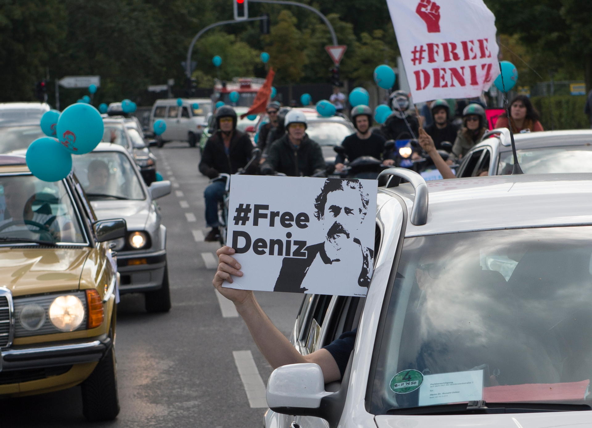 Teilnehmer an einem Auto- und Fahrradkorso für den in der Türkei inhaftierten deutschen Journalisten Deniz Yücel fahren durch das Regierungsviertel.
