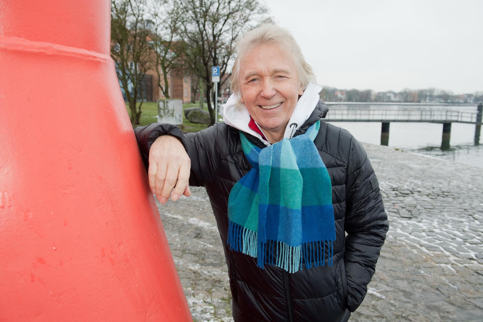 Muck (Hartmut Schulze-Gerlach), Schlagersänger, Moderator und Komponist, steht im Hafen von Stralsund.
