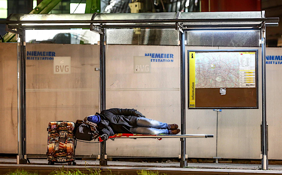 Ein Obdachloser schläft an einer Berliner Haltestelle. Wenn jetzt die Nächte eiskalt werden, kann das lebensgefährlich sein.