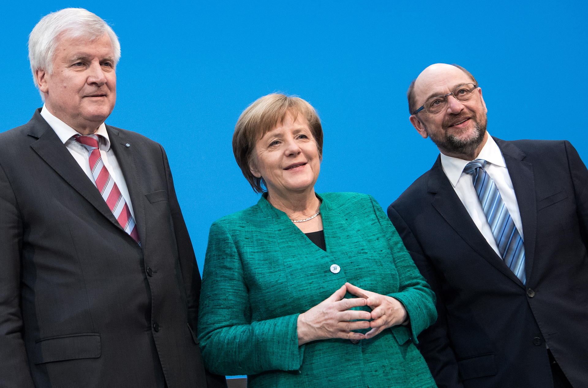 Horst Seehofer, Ministerpräsident von Bayern und Vorsitzender der CSU (l-r), Angela Merkel, Bundeskanzlerin und Vorsitzende der CDU, und Martin Schulz, Vorsitzender der SPD, äußern sich am Ende der Koalitionsverhandlungen von CDU, CSU und SPD in der CDU-Parteizentrale, dem Konrad-Adenauer-Haus. 