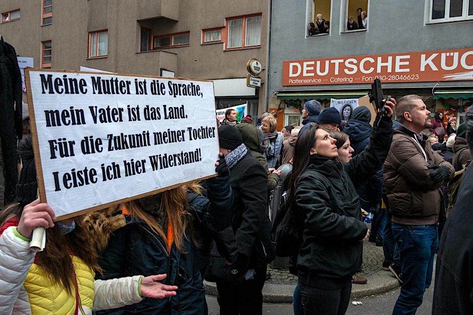 Mehr als 1000 Menschen haben auf der Berliner Friedrichstraße die Demonstration aus dem AfD-Umfeld blockiert.
