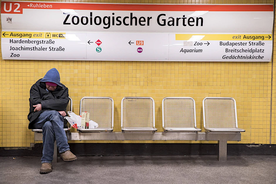 Ein Obdachloser weilt auf einer Bank am Bahnhof Zoologischer Garten. In der Nacht zu Dienstag zündete ein Unbekannter das Nachtlager eines Obdachlosen am S-Bahnhof Neukölln an. Es war nicht die erste derartige Attacke auf Wohnungslose in Berlin.