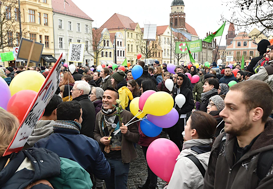 Gemeinsam demonstrieren Flüchtlinge und Cottbuser unter dem Motto „Leben ohne Hass“ in der Innenstadt.