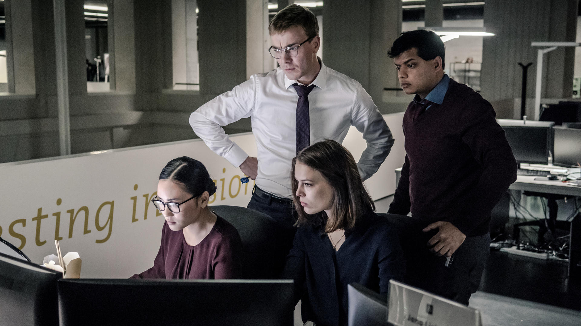 Paula Beer (2. v. r.) als Bankerin in der ZDF-Serie „Bad Banks“, die ab dem 22. Februar in der Mediathek zu sehen ist, ab dem 3. März  im TV .