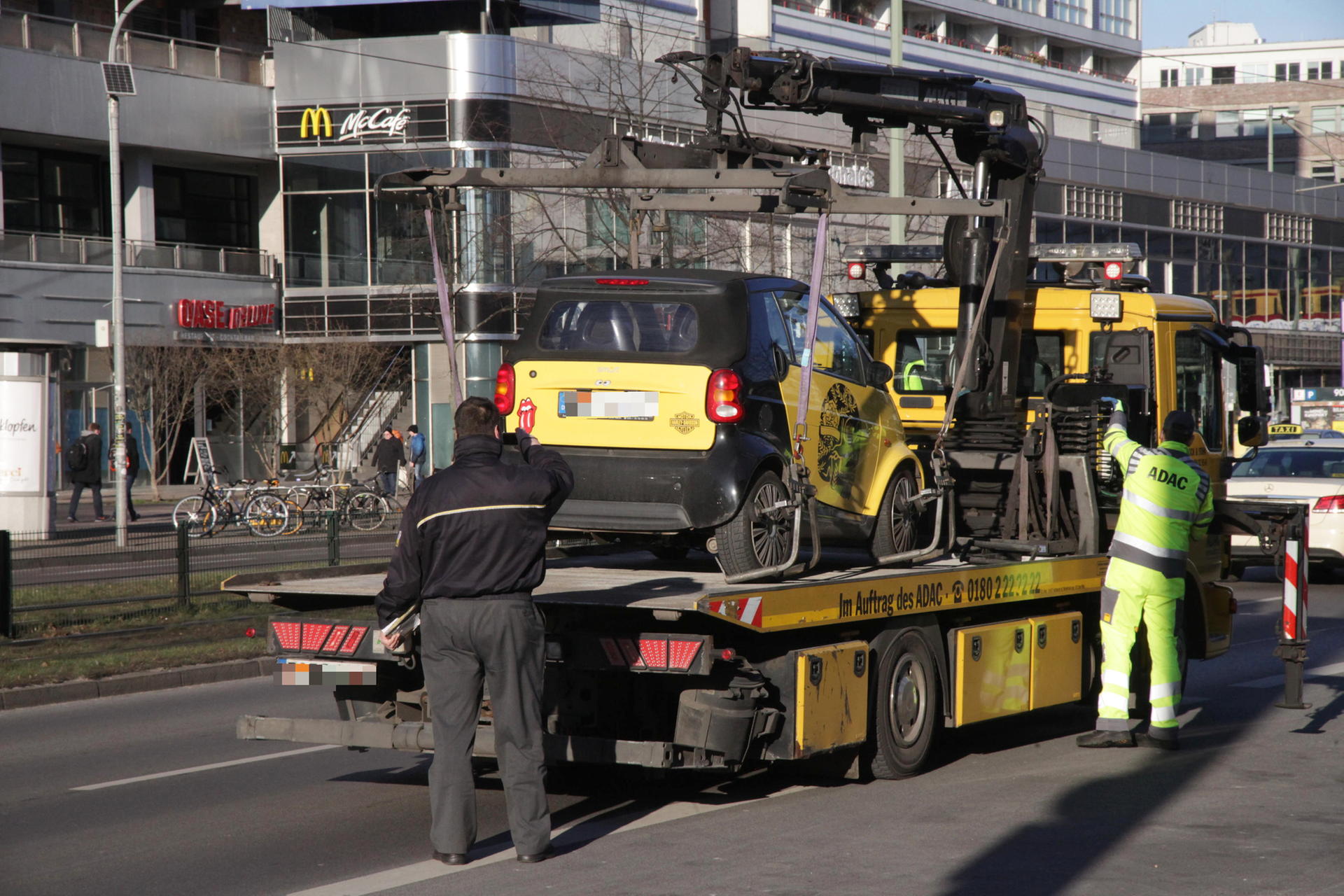 Die Abschlepper haben alle Hände voll zu tun.