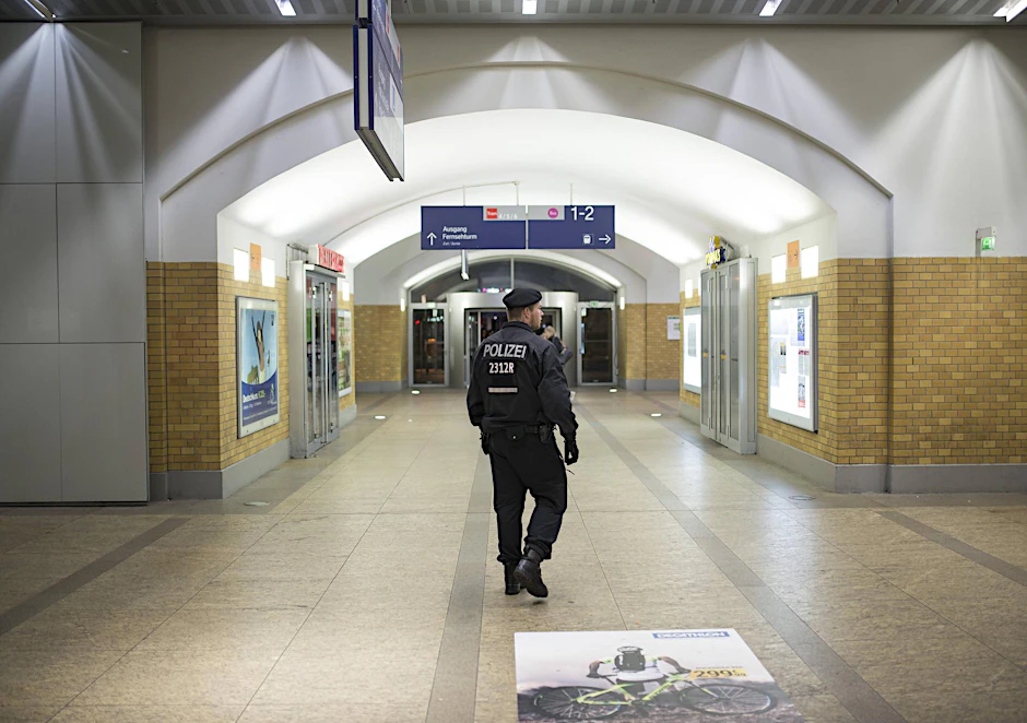 Wachsam: Ein Polizist am Bahnhof Alexanderplatz. 