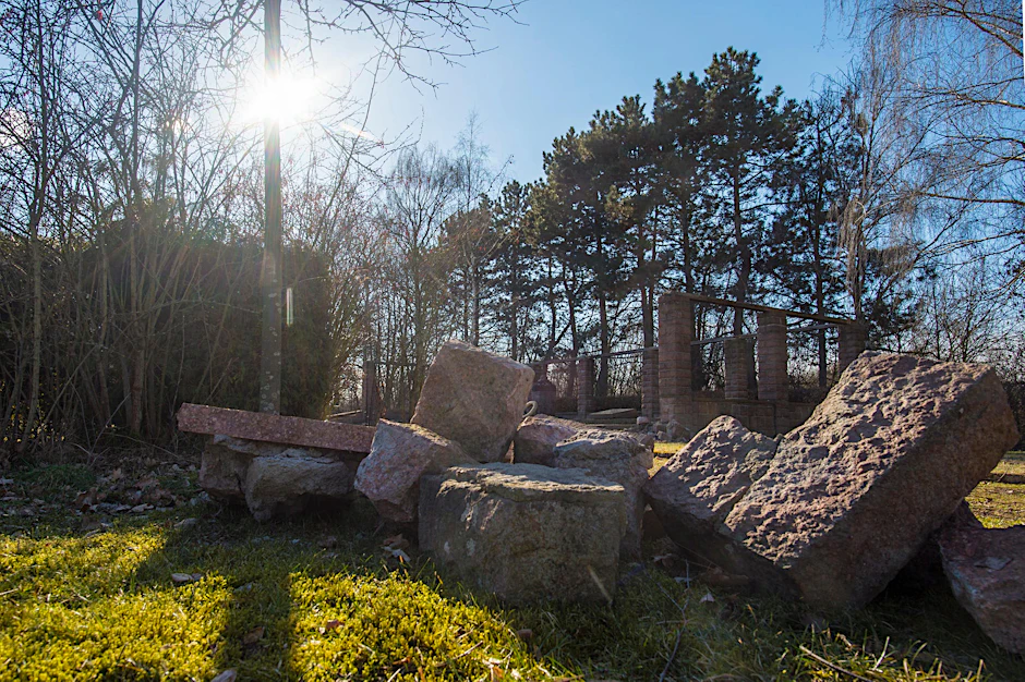 Umgekippte Steine, Bröckel-Alarm: Der alte Ehrenfriedhof hat seinen Glanz fast verloren. 