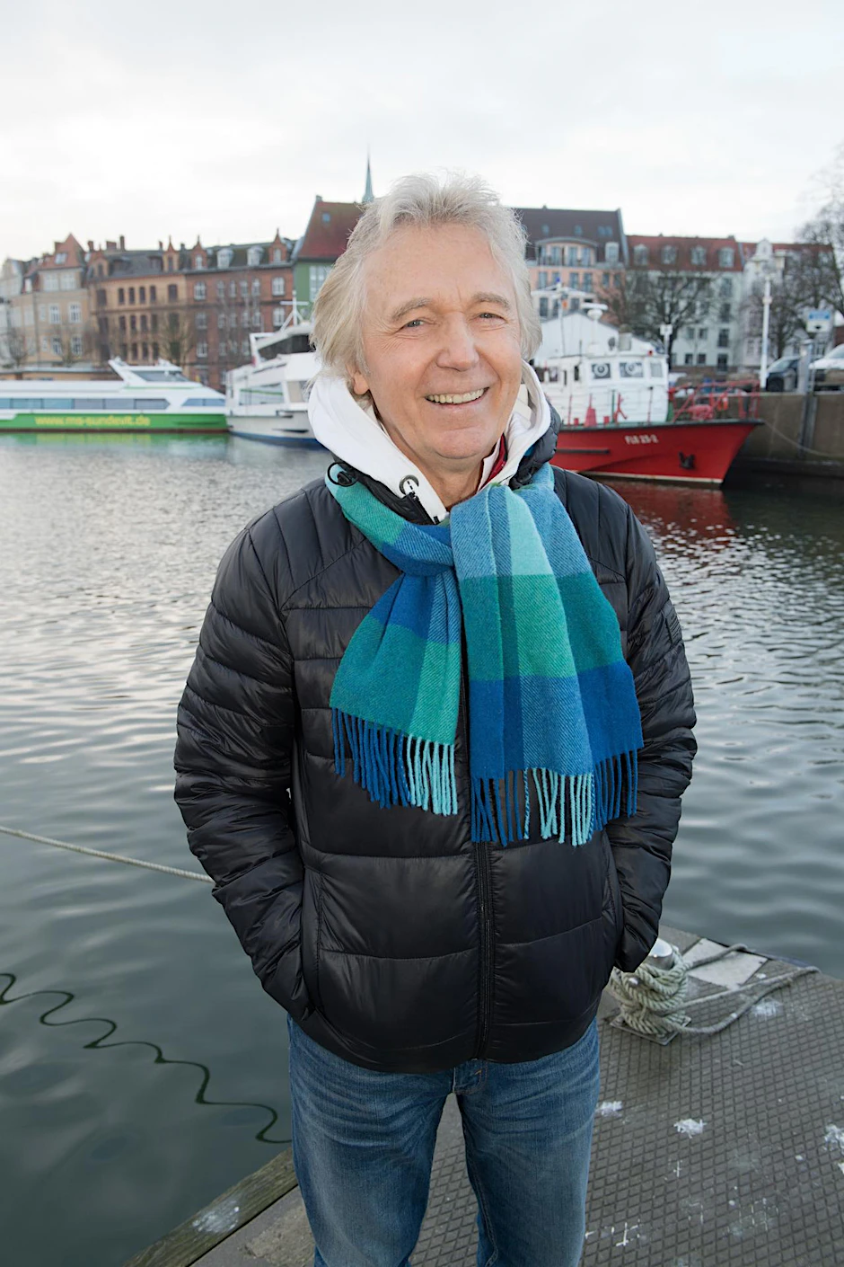 Muck (Hartmut Schulze-Gerlach), Schlagersänger, Moderator und Komponist, steht im Hafen von Stralsund.