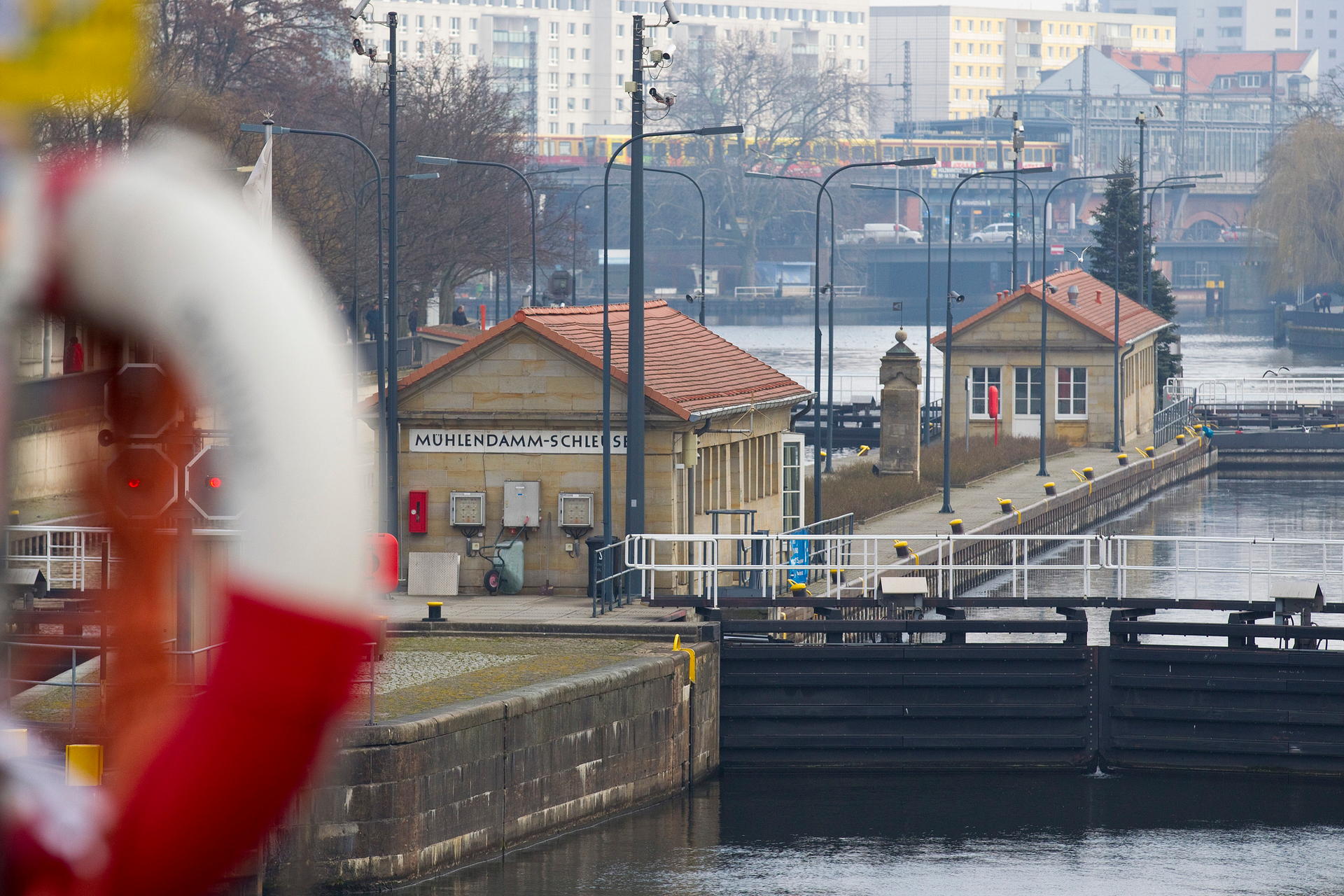 An der Mühlendamm-Schleuse sind vor allem Menschen unterwegs.