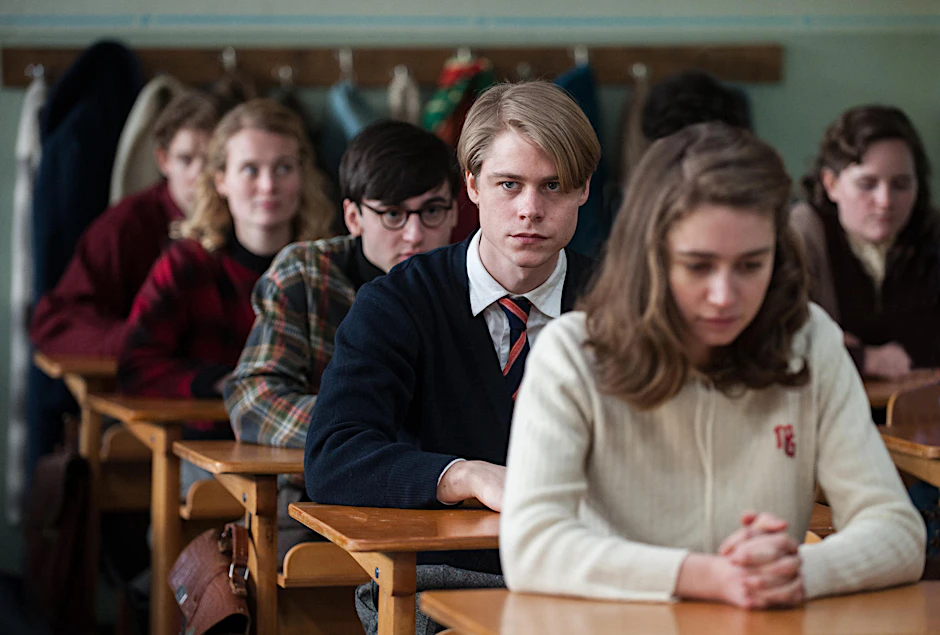 Klassenschweigen: Wir sagen nichts, wir gedenken der Opfer des Aufstands in Ungarn – Filmszene aus „Das schweigende Klassenzimmer“ mit Tom Gramenz als Kurt. 