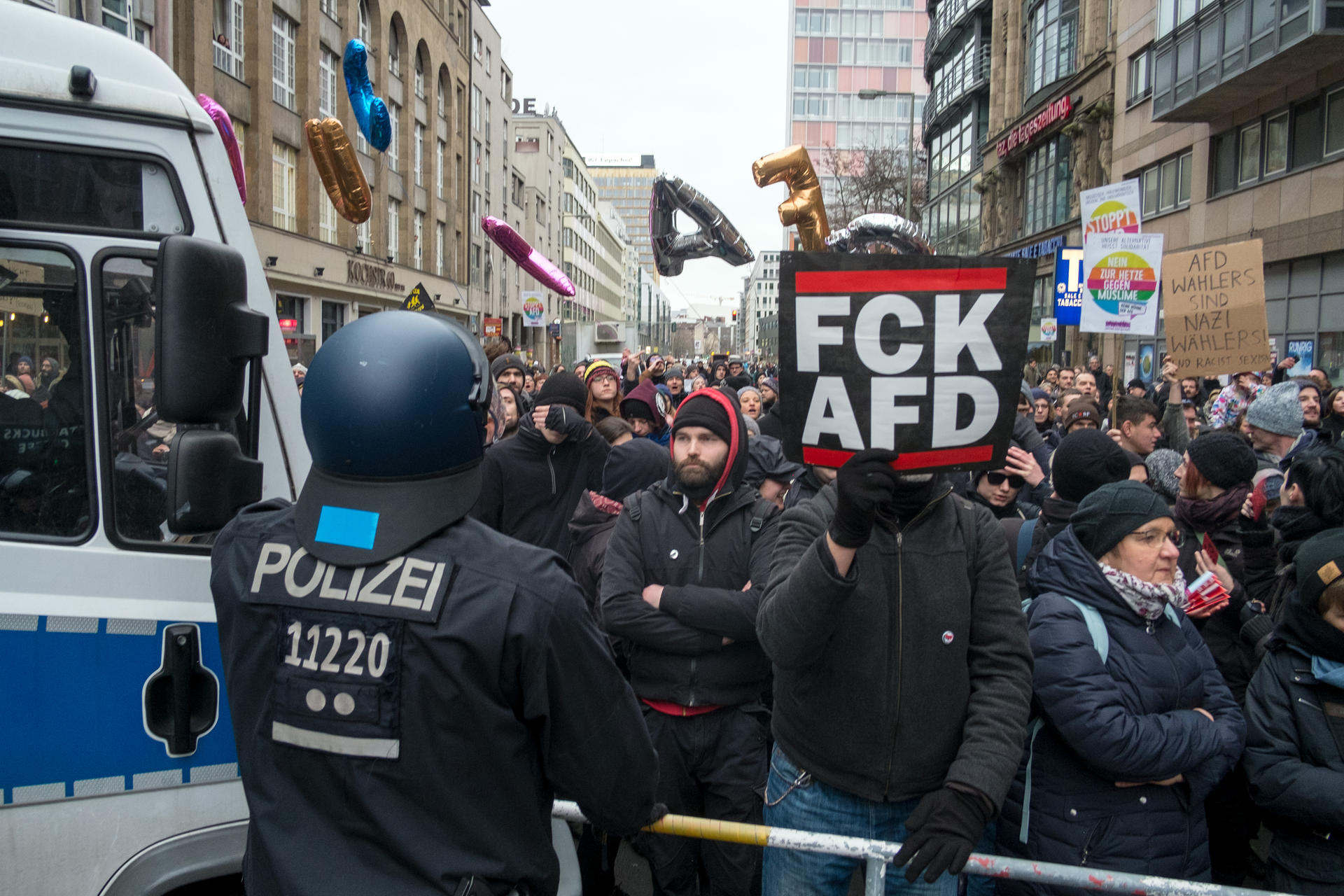 Polizisten blockieren bei einer Demo - einem «Frauenmarsch» aus dem AfD-Umfeld - Gegendemonstranten am Checkpoint Charlie