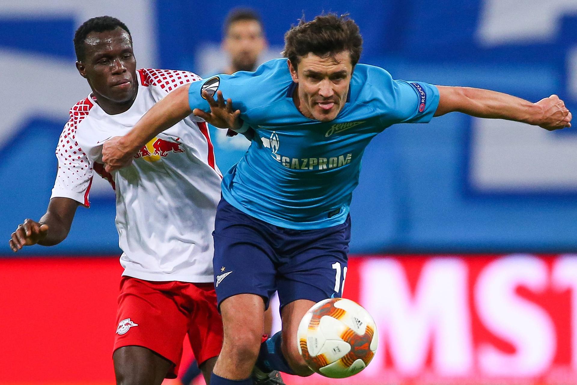 Leipzigs Bruma im Duell mit Zenits Juri Schirkow.