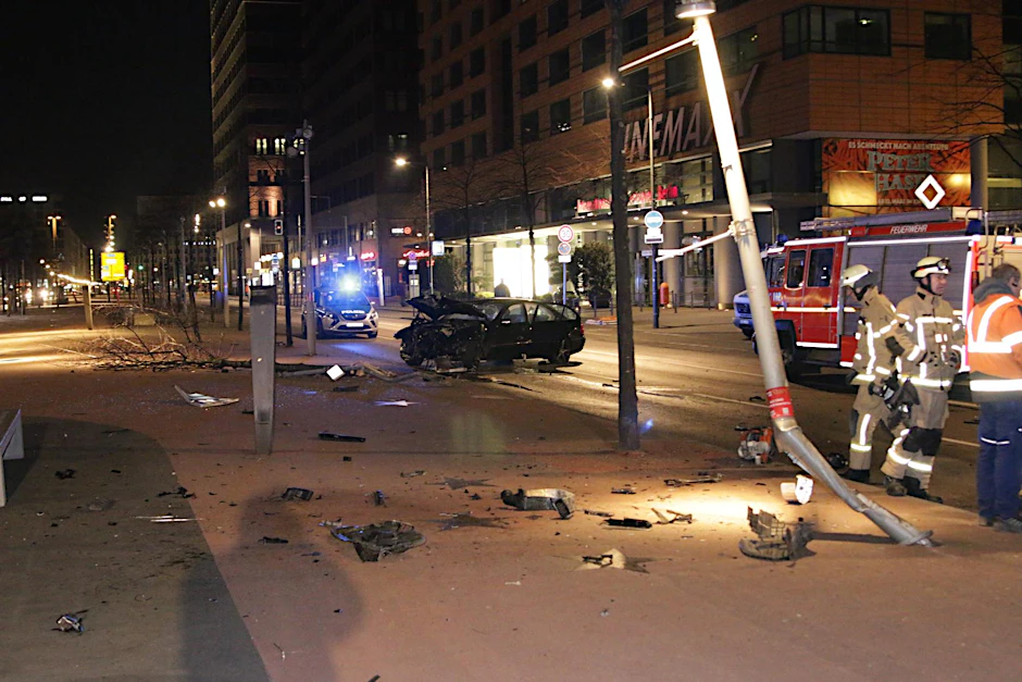Der Fahrer eines Mercedes prallte auf dem "Boulevard der Stars" gegen eine Laterne und fuhr einen Baum, sowie ein Straßenschild um.