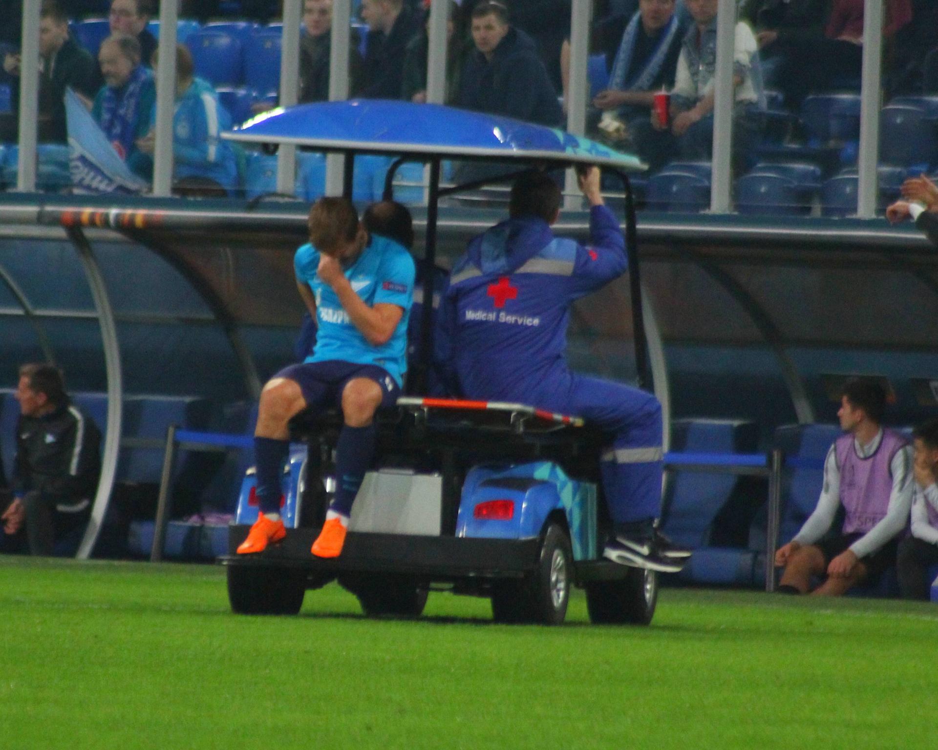 Alexander Kokorin muss früh verletzt vom Feld.