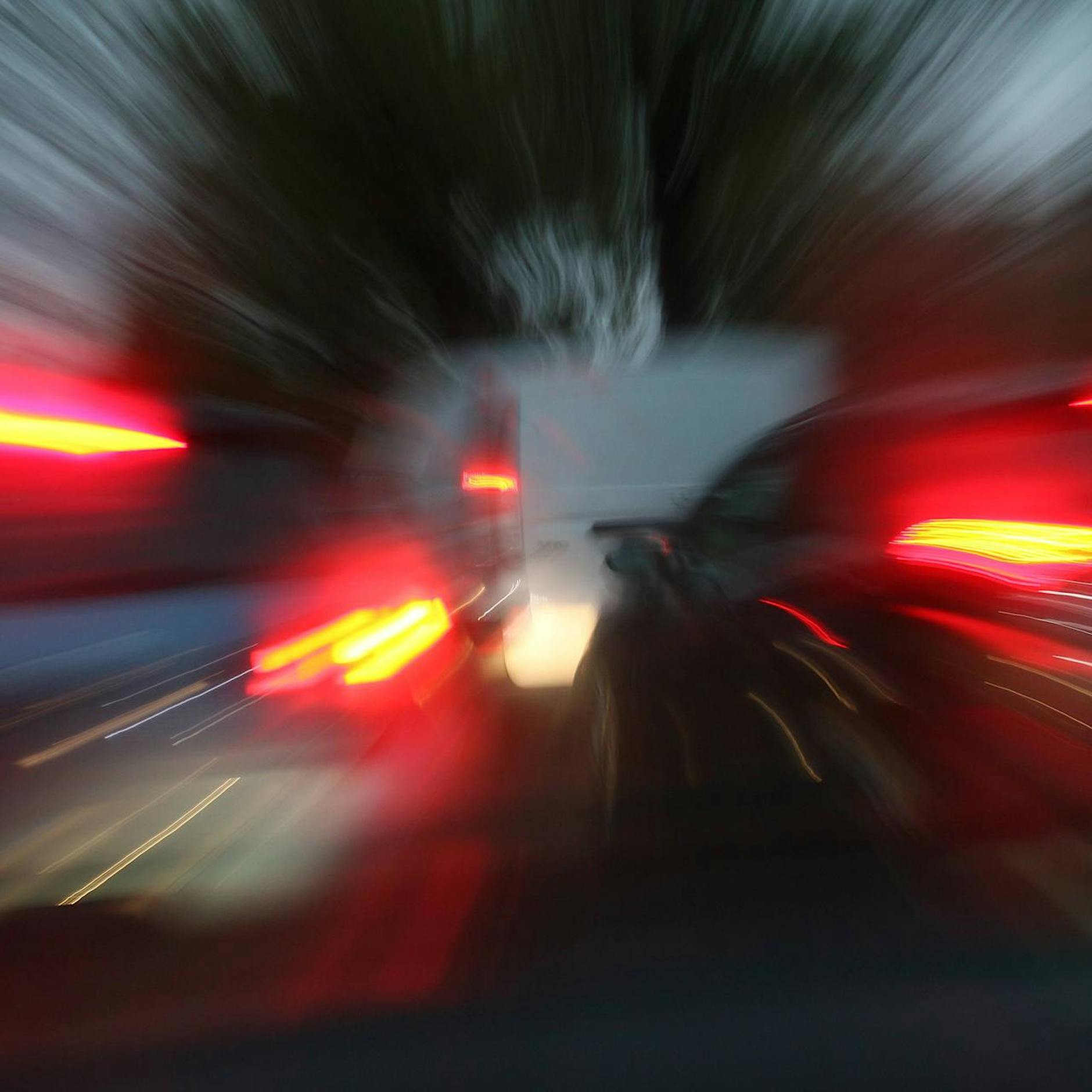 Nikolassee: Motorradfahrer und Autofahrer liefern sich Rennen – zwei Verletzte