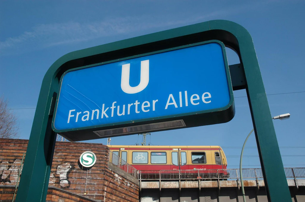 Toter in Parkhaus an der Frankfurter Allee gefunden: Polizei bittet um Hinweise