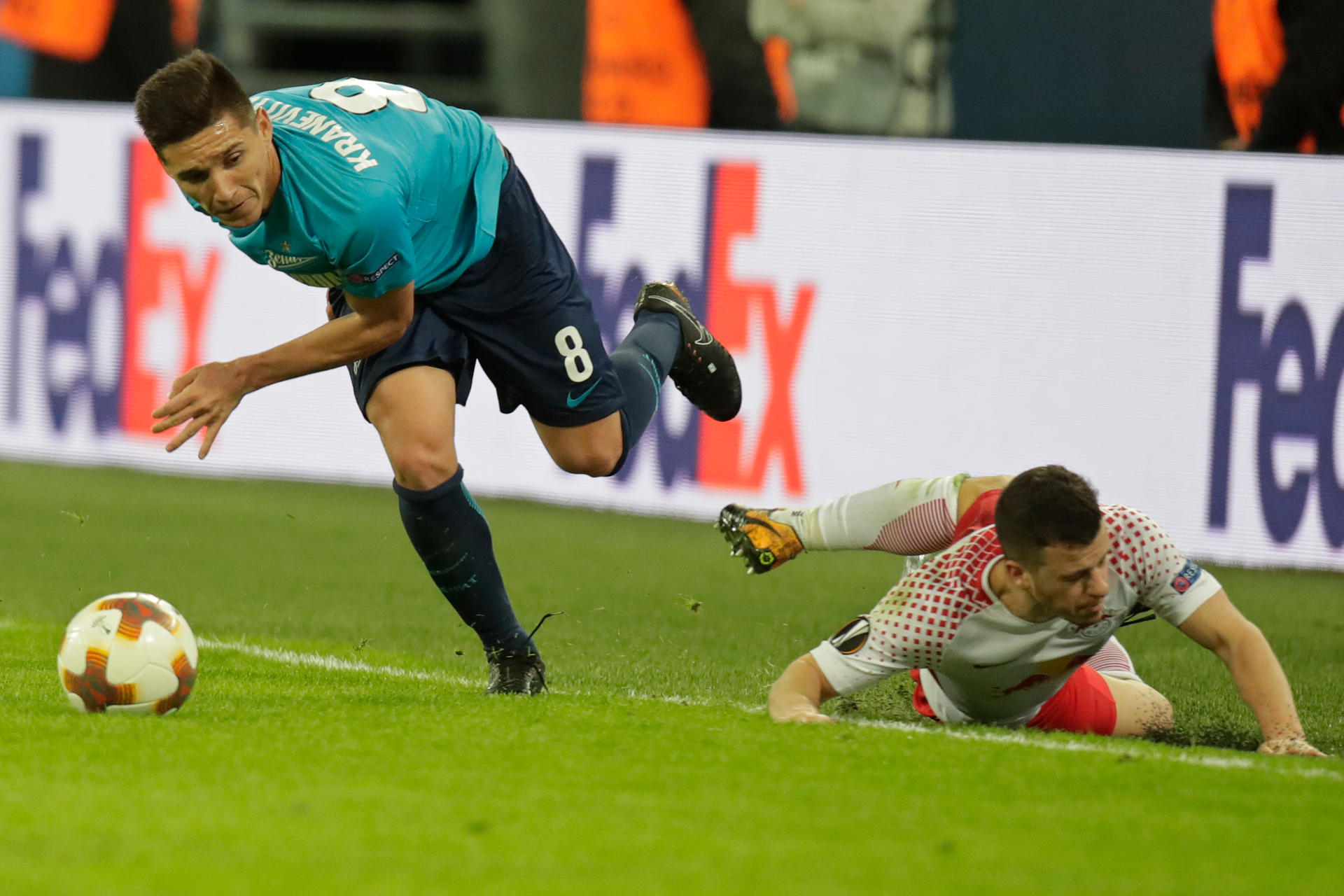 Leipzigs Diego Demme (r) in Aktion gegen St. Petersburgs Matias Kranevitter.