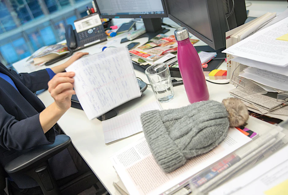Kreatives Chaos am Arbeitsplatz ist keine Seltenheit in deutschen Büros.