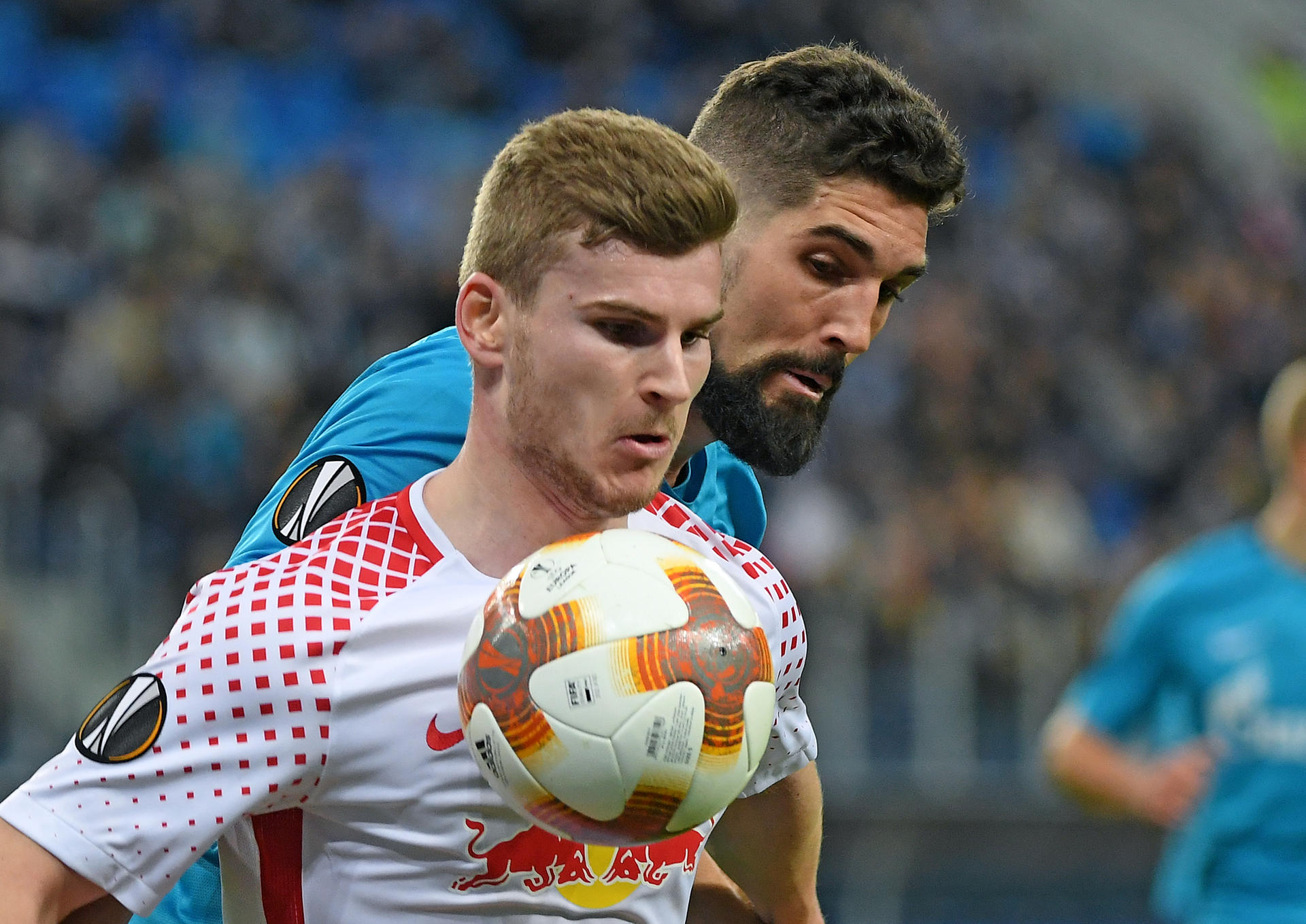 Leipzigs Timo Werner (l) und St. Petersburgs Miha Mevlja kämpfen um den Ball.