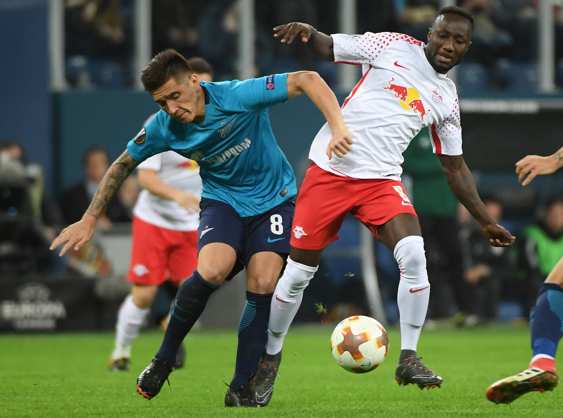 Leipzigs Naby Keita (r) und St. Petersburgs Matias Kranevitter im Zweikampf.