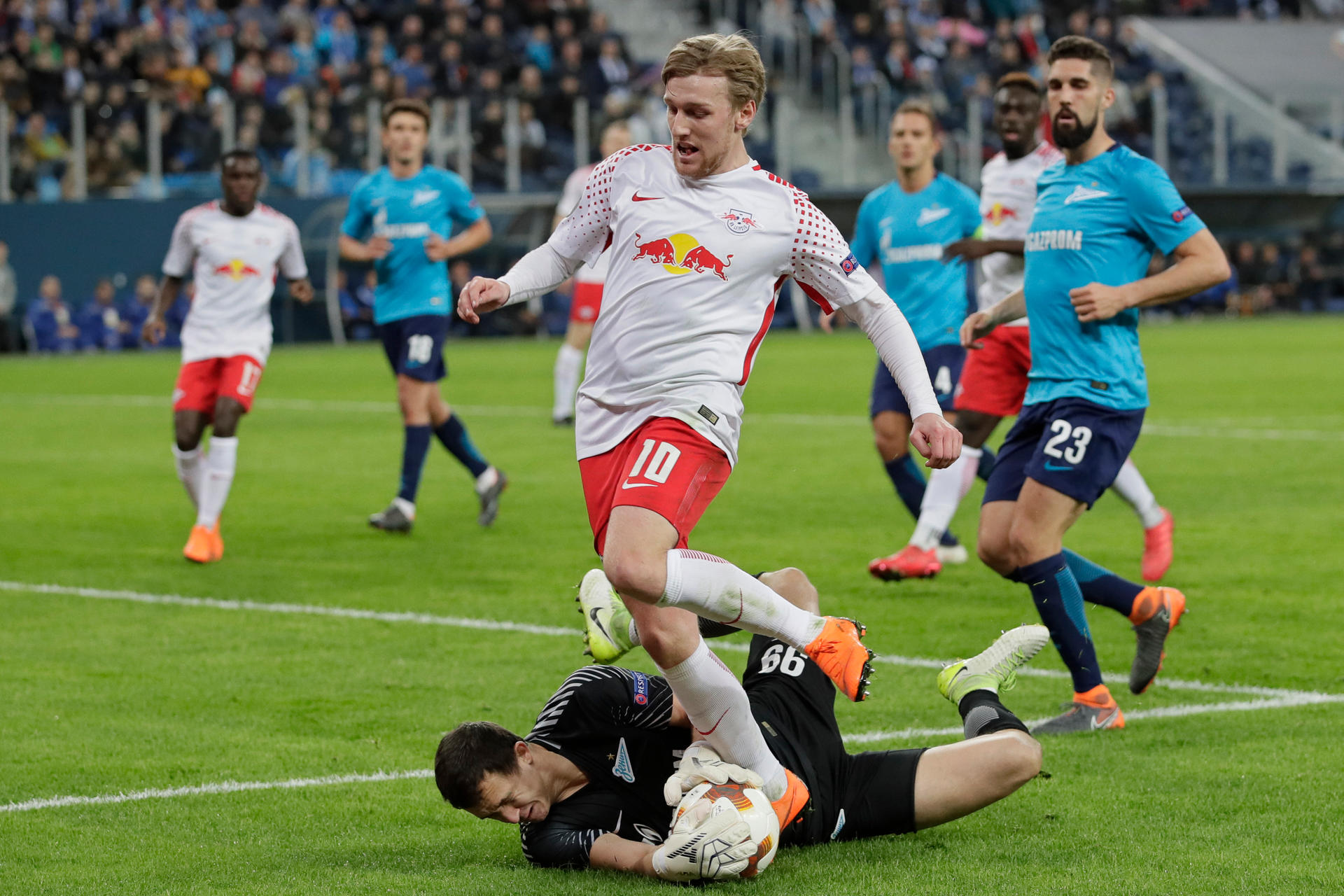 St. Petersburgs Torwart Andrei Lunevm in Aktion gegen Leipzigs Emil Forsberg.