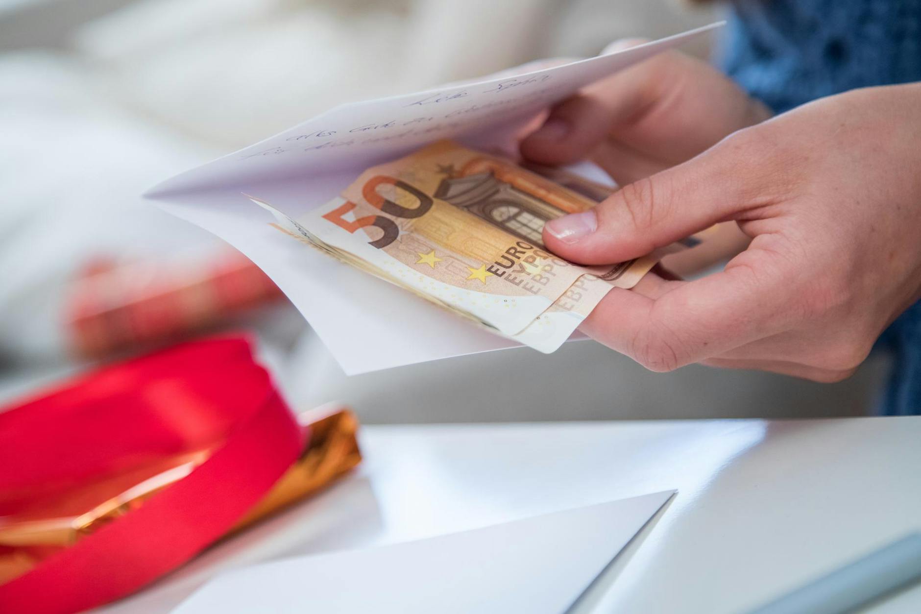 Wer Jugendlichen zur Konfirmation oder Jugendweihe Geld schenkt, kann damit auch Verantwortung übertragen.