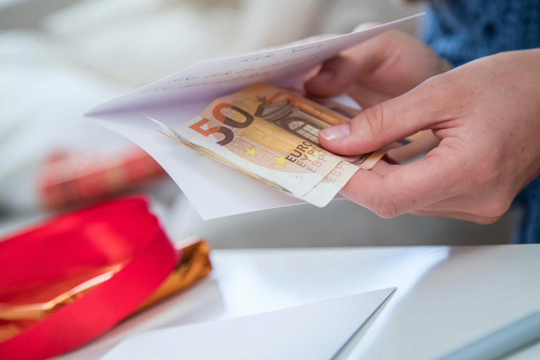 Wer Jugendlichen zur Konfirmation oder Jugendweihe Geld schenkt, kann damit auch Verantwortung übertragen.